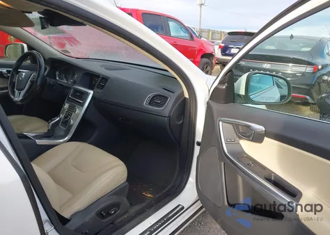 2017 Volvo V60 T5 Platinum z USA, uszkodzony, nr VIN YV140MEM7H1361357